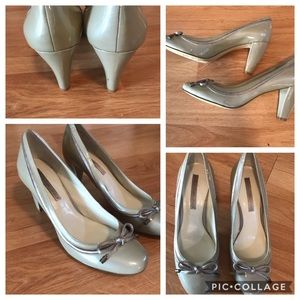 Bandalino Beige Grey Heels. Sz 7.5 Bow on front